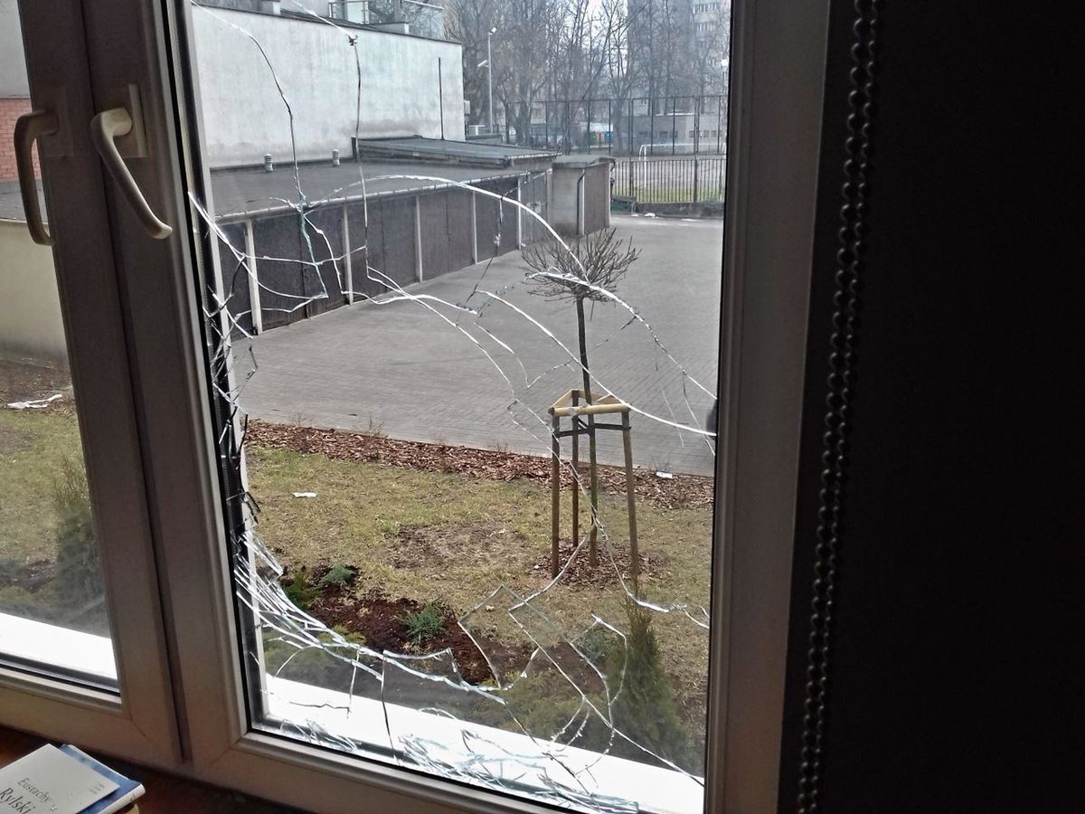 Rozbite szkło i zdemolowane drzwi. Porachunki sąsiedzkie na Mokotowie