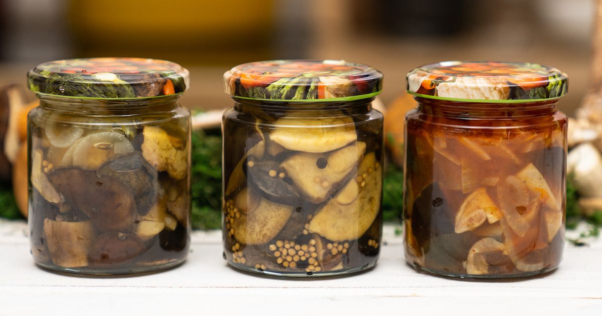 Marynowane grzybki na trzy sposoby: w occie, z miodem w sosie pomidorowym