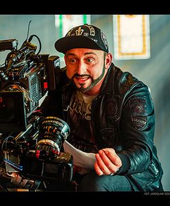 Parodiują Patryka Vegę. Borys Szyc jako reżyser "Polityki"