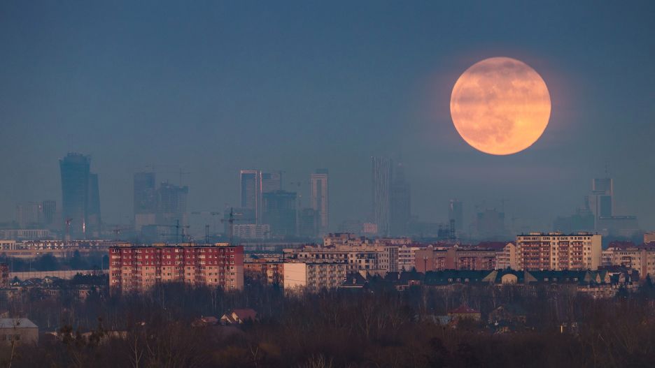 Niezwykły Różowy Księżyc to tylko jedno z ciekawych zjawisk astronomicznych, jakie będziemy mogli zobaczyć na niebie w tym tygodniu