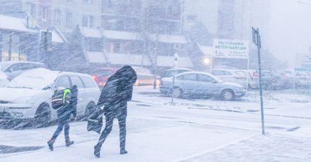 Śnieżyce przechodzą przez Polskę. IMGW wydaje ostrzeżenia