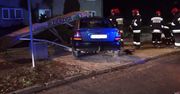 Poważny wypadek pod Słupskiem. Samochód wjechał w przystanek