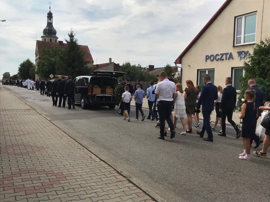 Poruszający pogrzeb ofiar z Darłówka. Papież Franciszek przesłał kondolencje