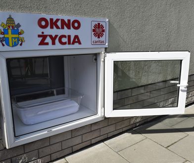 Niemowlę w oknie życia. Drugie dziecko zostawione w wózku