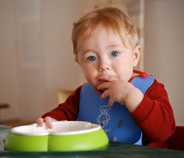 Pozwól dziecku na swobodne dotykanie i badanie żywności