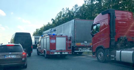 Trasa S8 pod Rawą Mazowiecką zablokowana. Na drodze leży ciężarówka