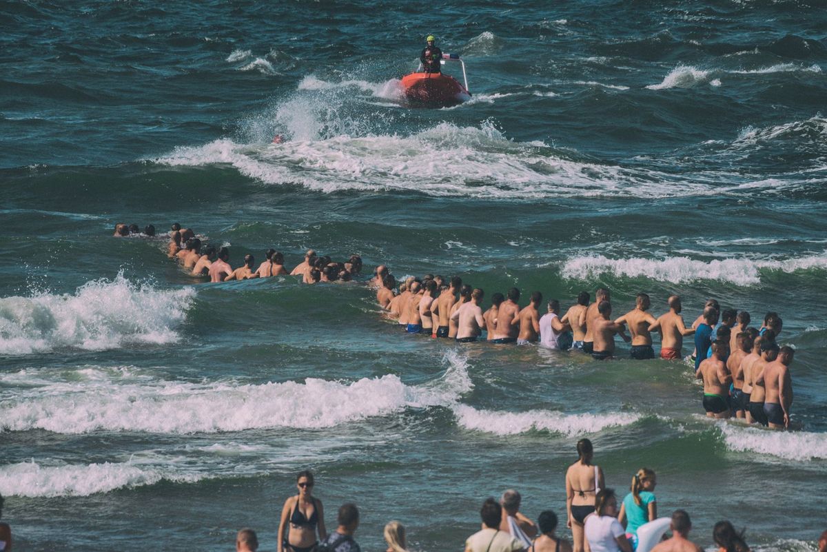 Darłówko: 40 turystów ruszyło, by ratować dzieci. "Chcieliśmy je żywe wynieść na plażę"