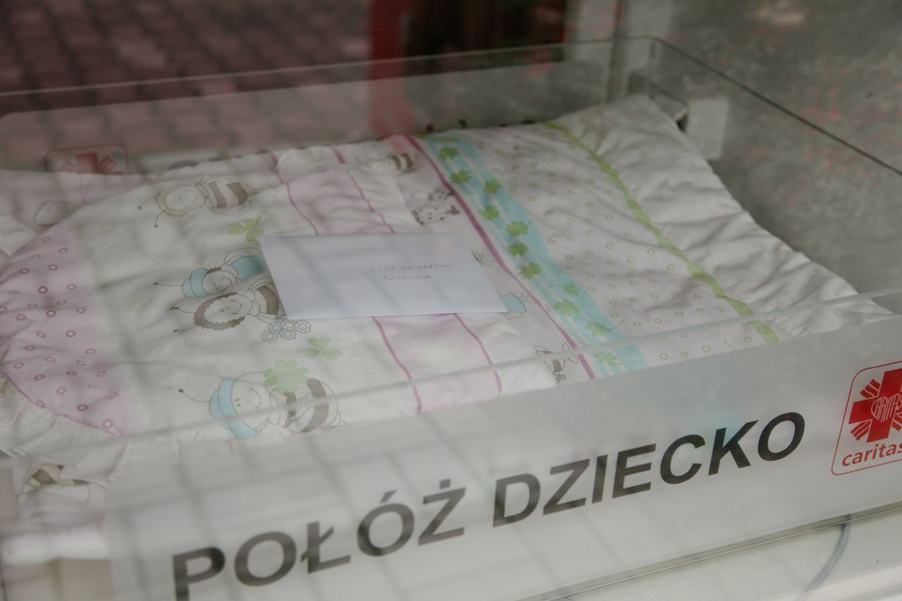 Olsztyn: policjanci dotarli do matki, która porzuciła dzieci w "oknie życia"