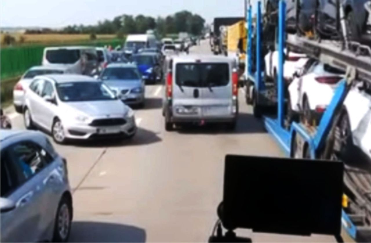 "Korytarz życia" zablokowany na autostradzie A4. Policja ma nagranie strażaków