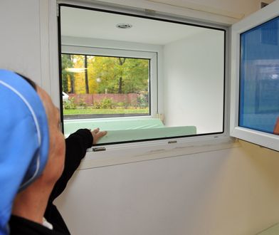 Zostawiła dzieci w "oknie życia". Nie jest wcale taką złą matką