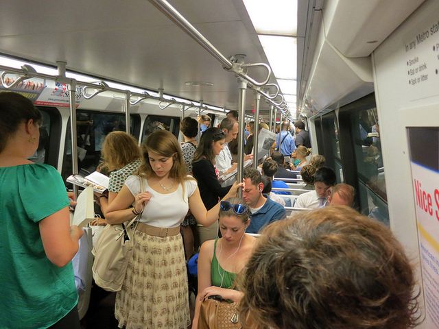 Długie dojazdy do pracy mogą też pochłaniać znaczną część dnia, pozostawiając mniej czasu na relaks i odpoczynek.