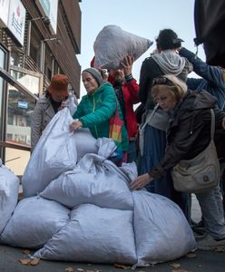 Przynieśli do siedziby PiS worki z głosami. Happening Lotnej Brygady Opozycji