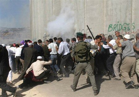 Setki Palestyńczyków starły się z siłami izraelskimi