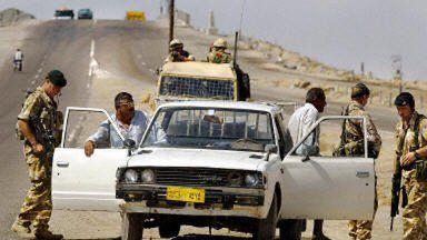 Brytyjczycy przeszukują Irakijczyków w Basrze