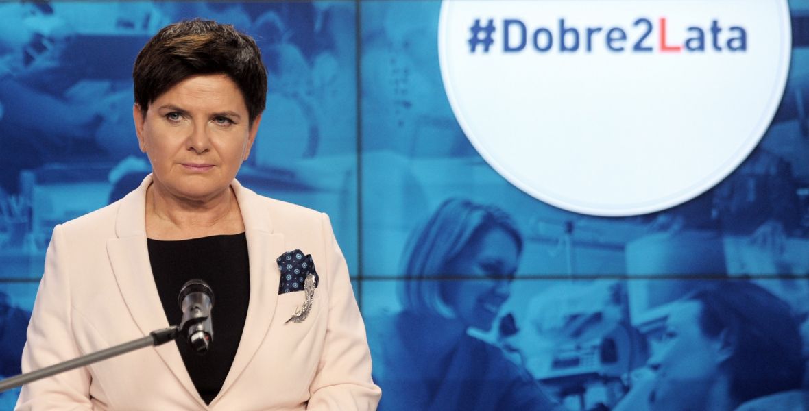 Konferencja premier Beaty Szydło z okazji 2-lecia rządów PiS. Jednym z objawów "nowego ustroju"  było nie wykonywanie wyroków sądowych 