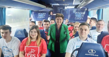 Wybory do PE. "PiSbusy" ruszyły w Polskę. Beata Szydło mówi o stawce kampanii, szef sztabu mobilizuje wyborców
