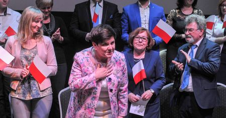 Powrót matki Polki. Beata Szydło wychodzi z politycznego dołka