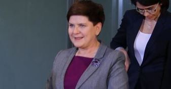 Beata Szydło odsłoniła nogi.  Rzadko stawia na kobiece kreacje