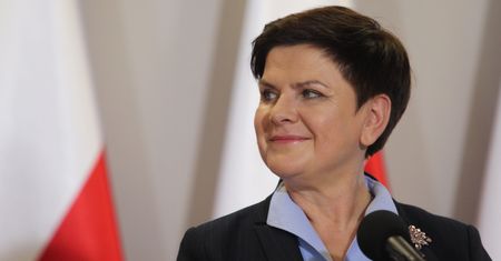 Szydło obiecuje wziąć się za naciągaczy seniorów. Znajomych byłej premier też oszukano