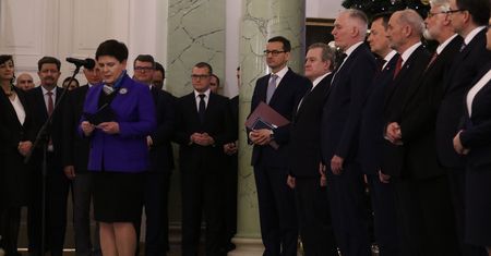 Kaczyński wyprowadził wszystkich na manowce. Rząd po rekonstrukcji bez zmian. Komentarze