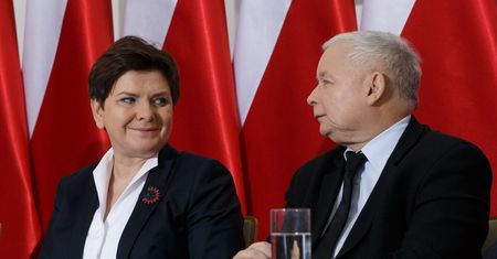 Najnowszy sondaż korzystny dla PiS. Na partię rządzącą chce zagłosować 45 proc. Polaków