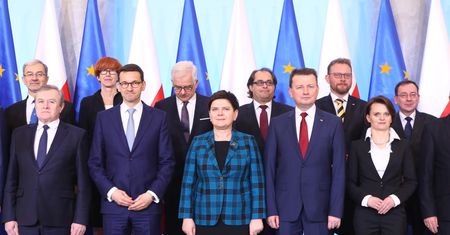 Nagrody rządu Szydło "wypłacone na gębę". Zabrakło legalnej podkładki