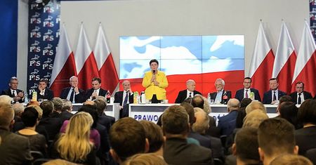 Tak wyglądała tajna narada PiS w sprawie odwołania Szydło. To zdjęcie mówi wiele