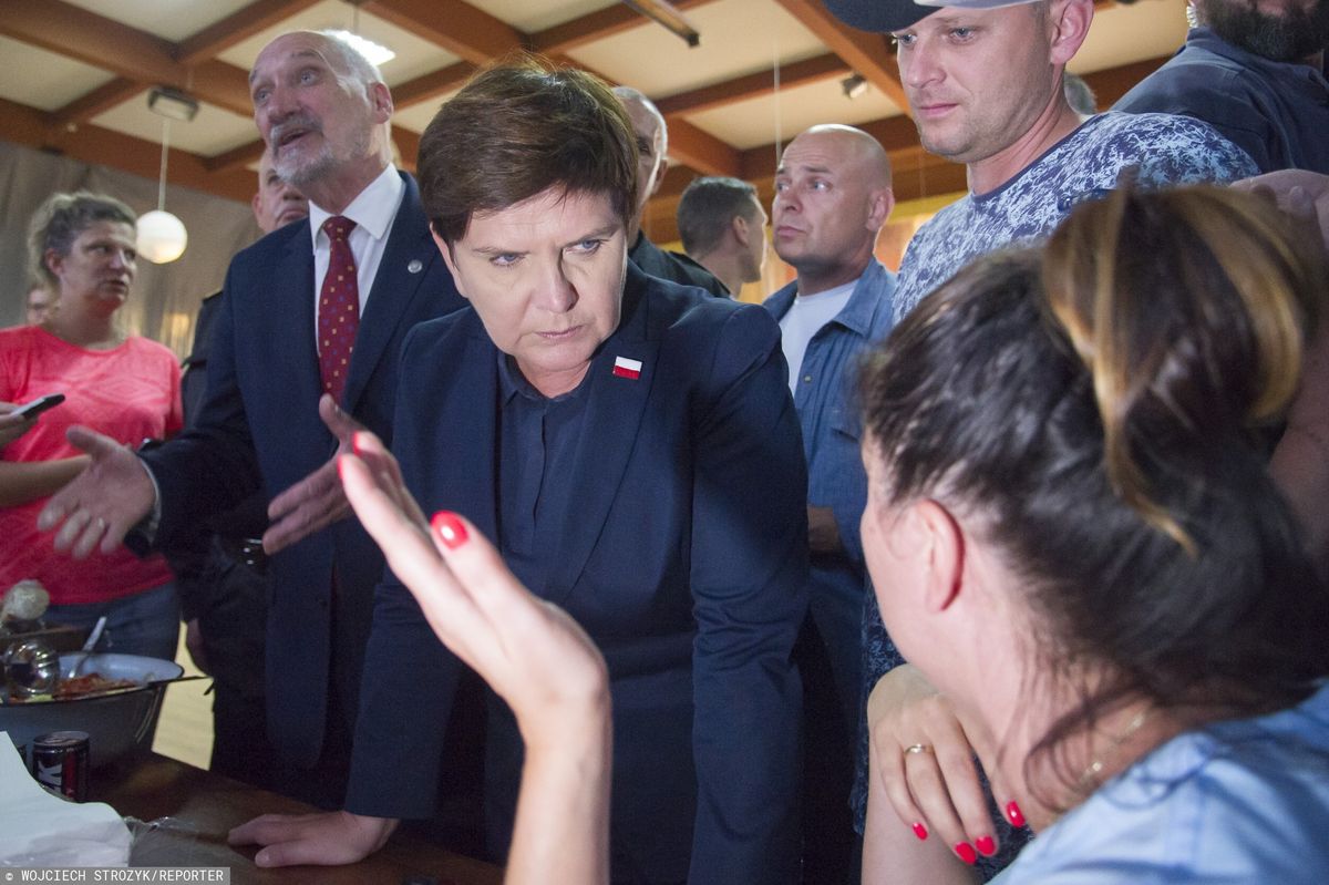 Beata Szydło na zdjęciu z gangsterami. "Decyzje o pozwach w ciągu najbliższych dni"