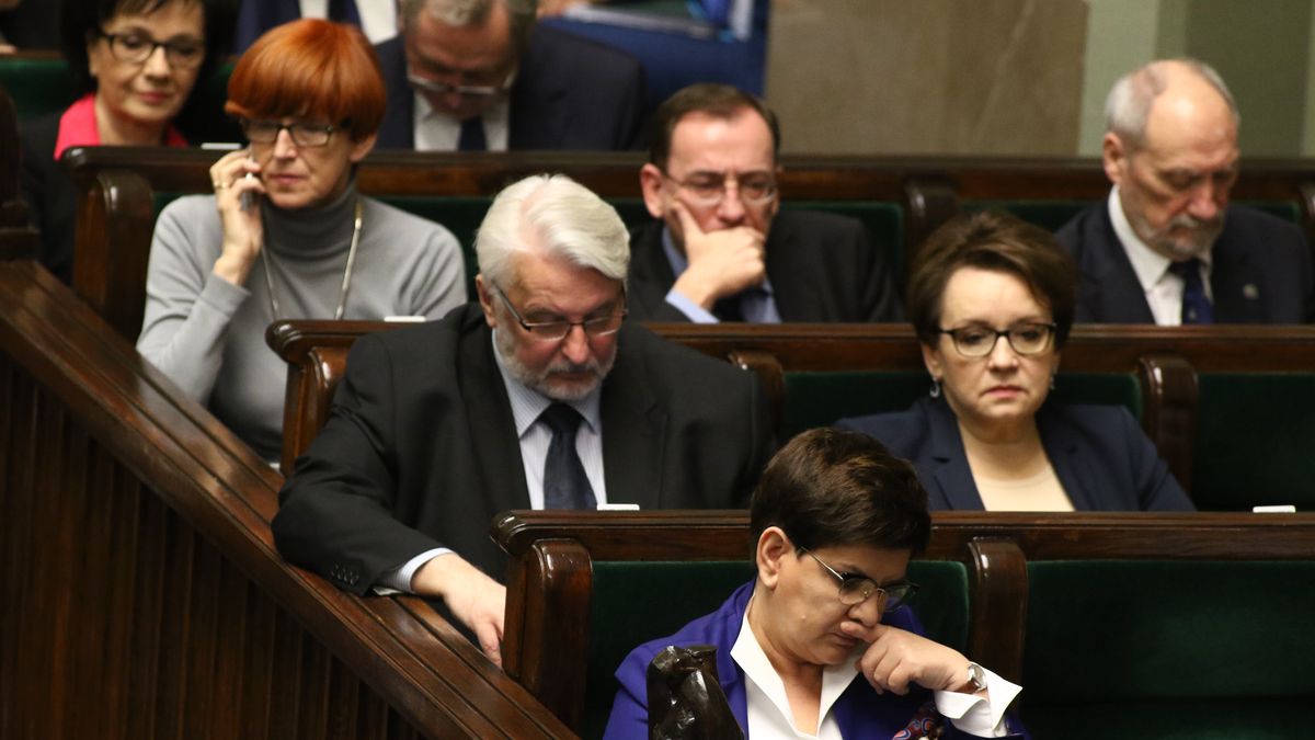 Zamieszanie z dymisją Beaty Szydło odwraca uwagę od przejmowania przez PiS sądownictwa.