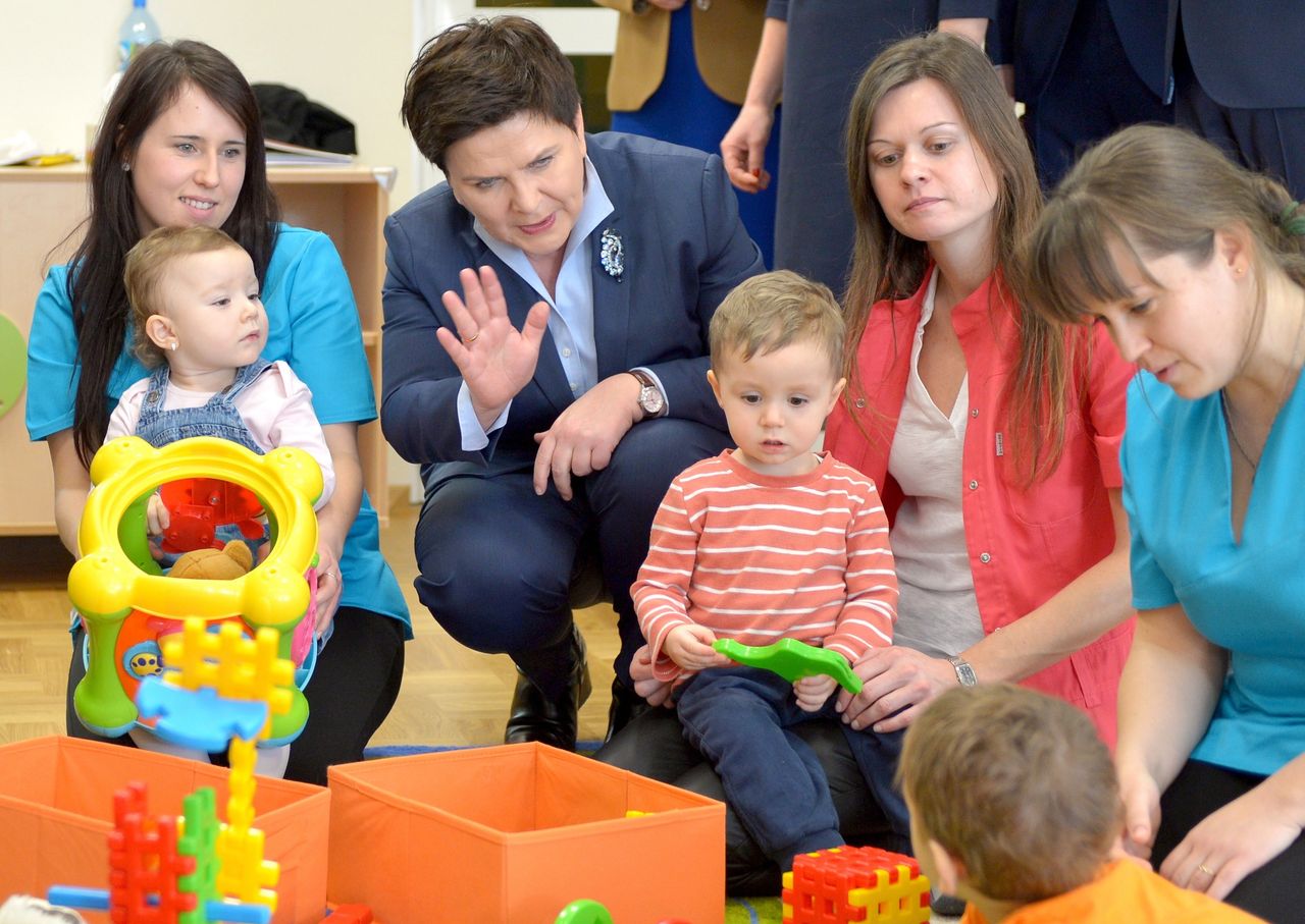 Premier Szydło u Rydzyka podsumowała program 500+