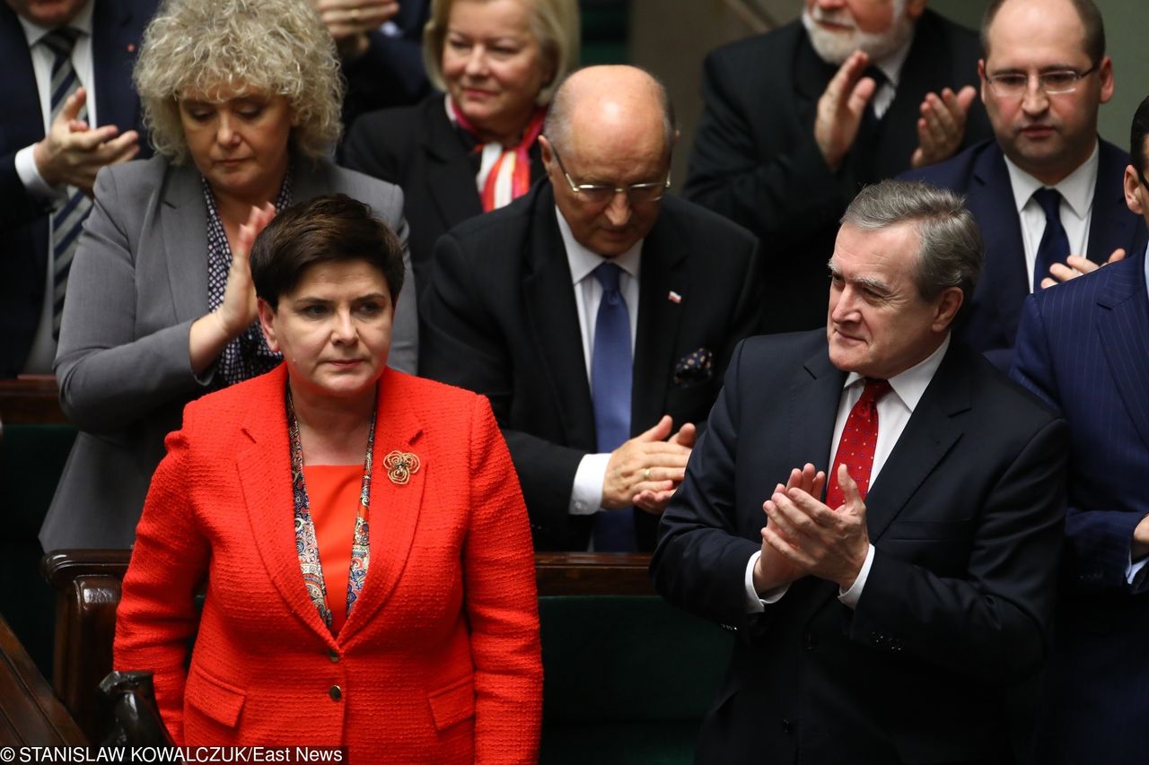 "Jak na letnim garden party". Beata Szydło "zaszalała" ze stylizacją na Zgromadzeniu Narodowym