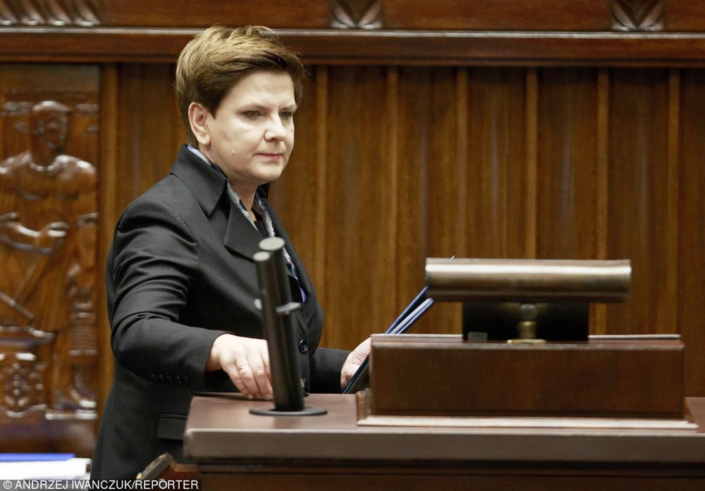 Szydło składa życzenia na Dzień Rodzicielstwa Zastępczego. Internauci komentują jej postawę podczas protestów