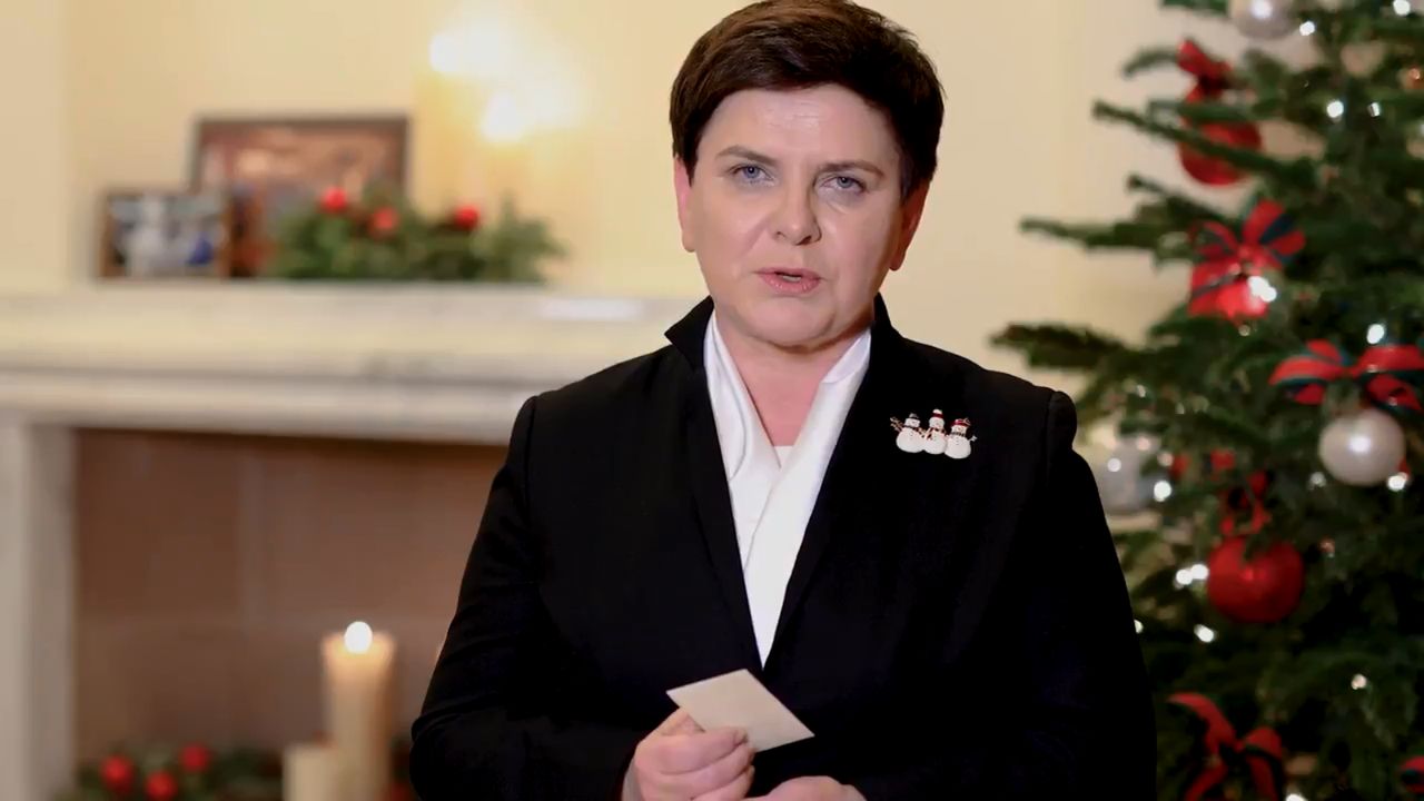 Premier Szydło składa Polakom życzenia. Broszka zwraca uwagę