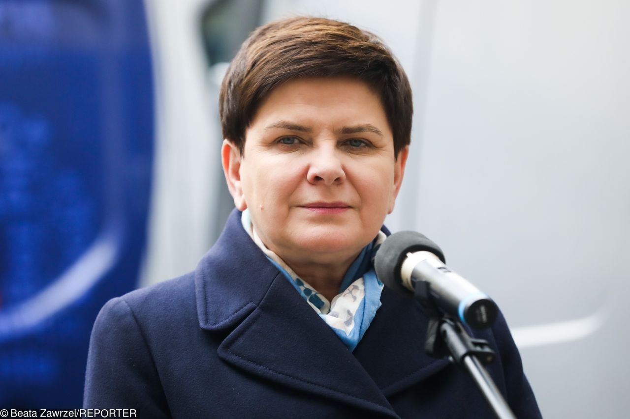 Beata Szydło zaskoczyła nowym dodatkiem garderoby. Koniec z broszkami