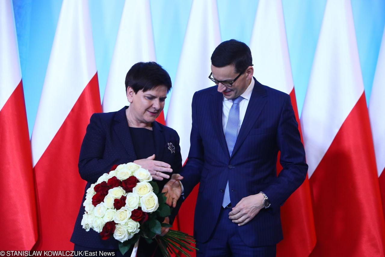 Szydło dostawała broszki, Morawiecki sześć butelek wina. Zobacz jakie prezenty dostają VIP-y