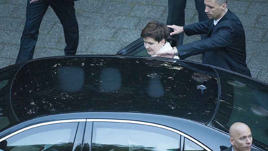 Beata Szydlo wsiada do samochodu