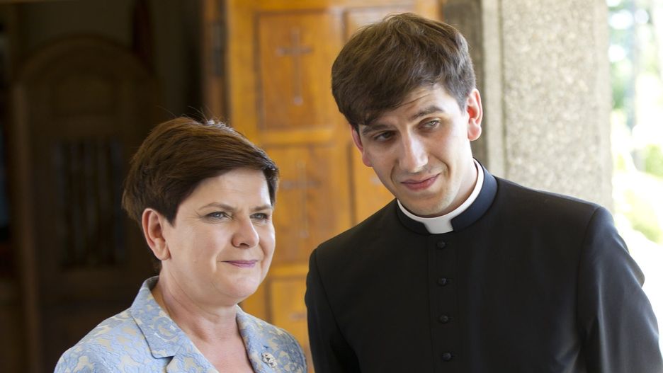 Beata Szydło z synem, ks. Tymoteuszem