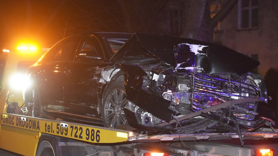 Limuzyna miała wjechać w drzewo z prędkością 30 km/h