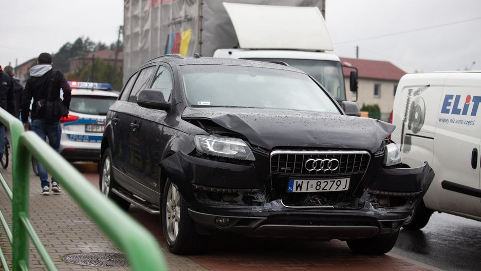Uszkodzone auto z kolumny wicepremier Beaty Szydło