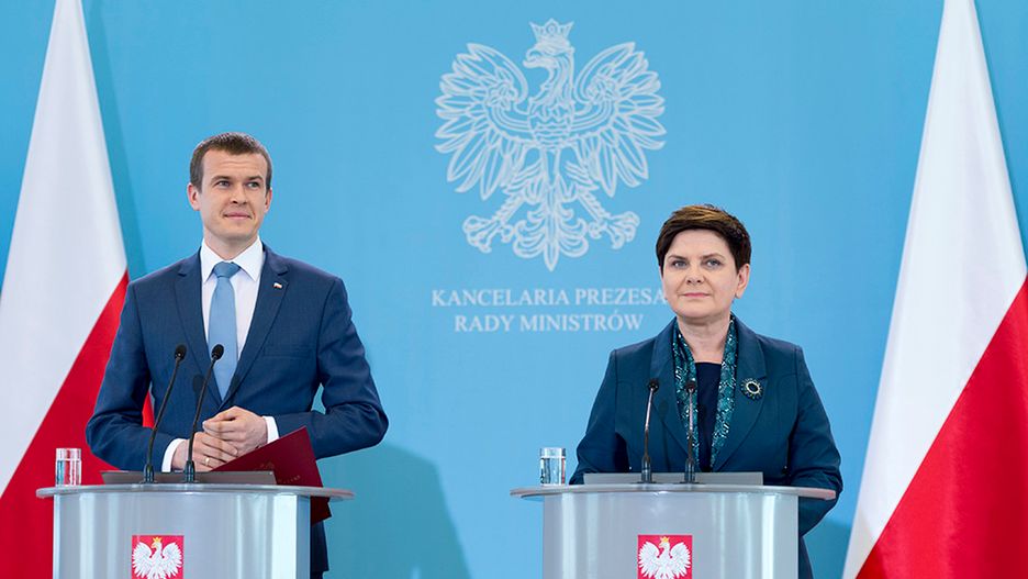 Minister sportu Witold Bańka (na zdjęciu podczas konferencji prasowej z premier Beatą Szydło) szuka nowego szefa Polskiej Organizacji Turystycznej.