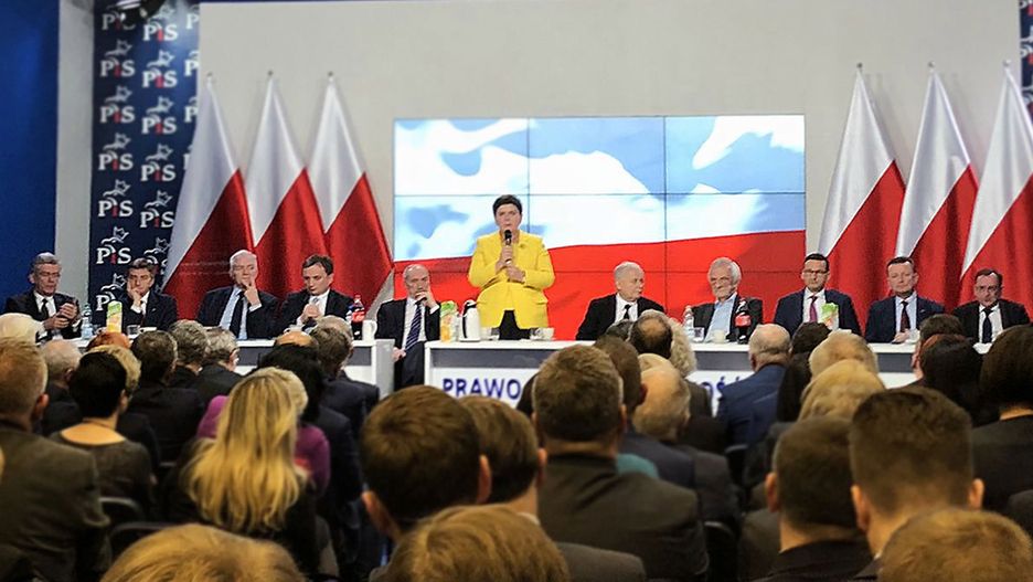 Posłanka PiS zamieściła w sieci zdjęcie z zamkniętego posiedzenia klubu PiS