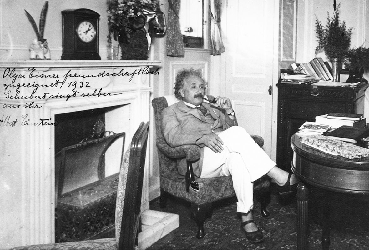 Albert Einstein pali fajkę w swoim fotelu w 1932 r.