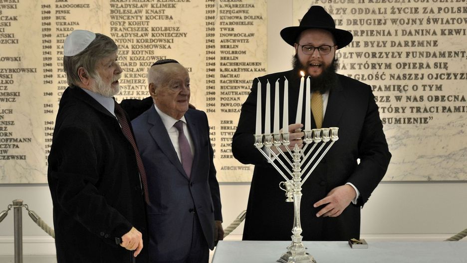 Uroczystość zapalenia lampy chanukowej w polskim Sejmie. Fotografia z 2015 roku