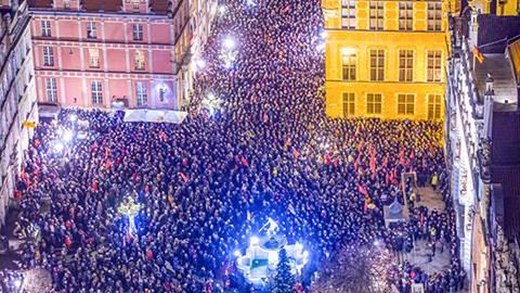 Niezwykłe zdjęcie Wiecu Przeciwko Nienawiści i Przemocy