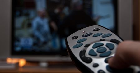Masz Smart TV w telewizorze? Giganci mogą cię podsłuchiwać i wiedzą, gdzie mieszkasz