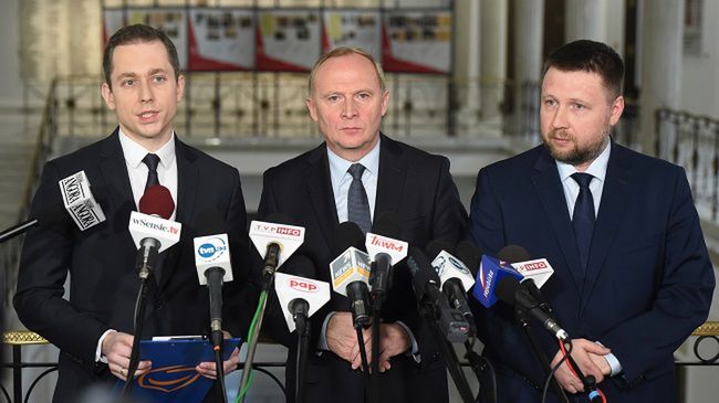 Posłowie PO podczas konferencji. Od lewej: Cezary Tomczyk, Czesław Mroczek, Marcin Kierwiński