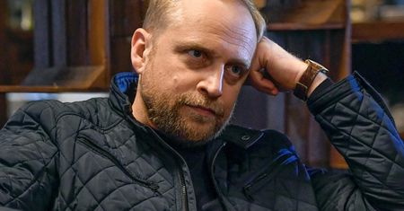 Piotr Adamczyk o zarobkach w teatrze. Mówi wprost o ciężkich warunkach i pensji, z której ledwo wyżył