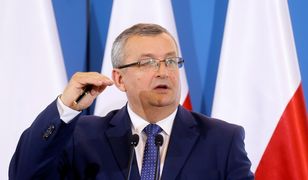 Adamczyk apeluje do budowlanki. Prosi o "rozsądną cenową ofertę" dla ofiar nawałnic i oferuje pomoc rządu