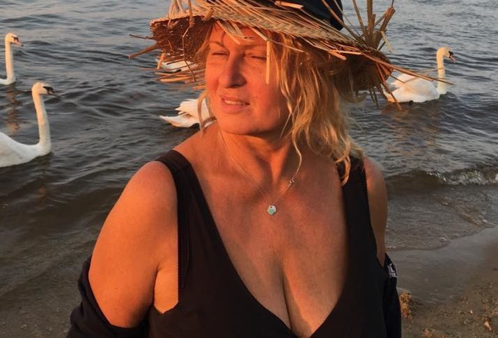 Ewa Kasprzyk w zabawny sposób reklamuje swój spektakl. 61-letnia gwiazda promienieje 