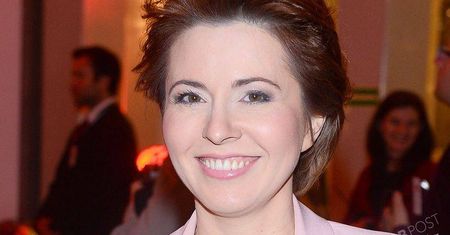 Marta Kielczyk postawiła na różowy garnitur i brokatowe szpilki. Mogło być kiczowato, a wyszło bardzo stylowo [zdjęcia]